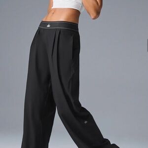 ALO Yoga Black Pleated with pockets Relaxed Fit pants BRAND NEW WITH TAGS!